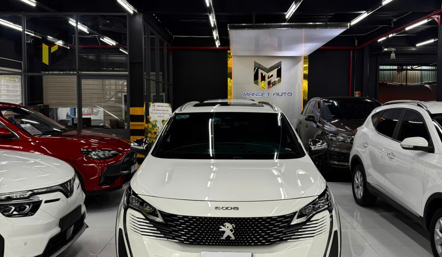 PEUGEOT 5008 - GT 1.6AT - 2024
