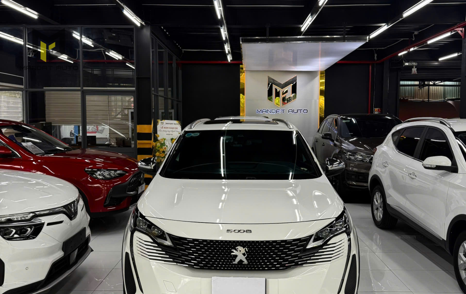 PEUGEOT 5008 - GT 1.6AT - 2024